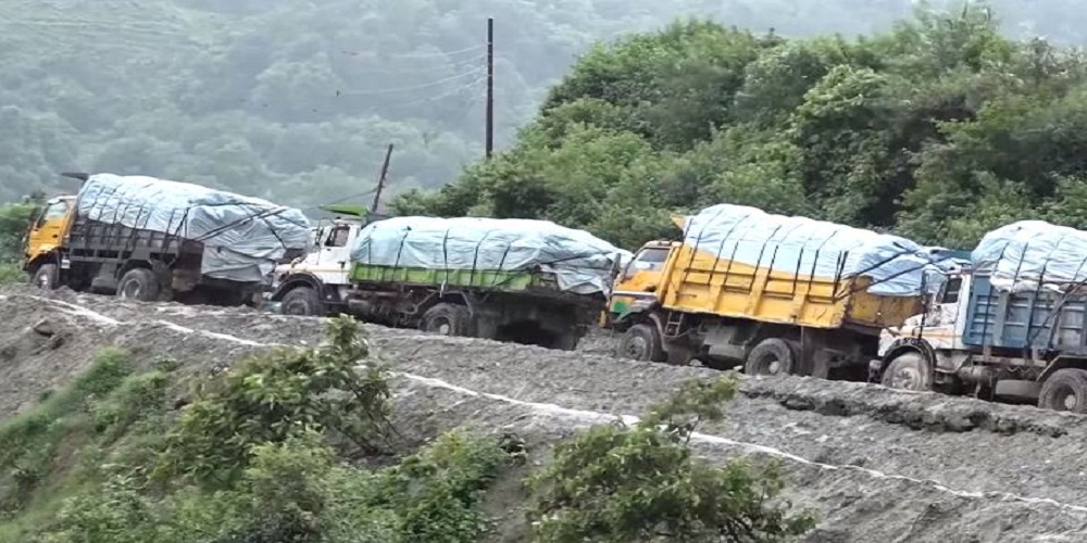 स्थानीयको अवरोधपछि फोहर बोकेर बन्चरेडाँडा पुगेका गाडी फर्काइए